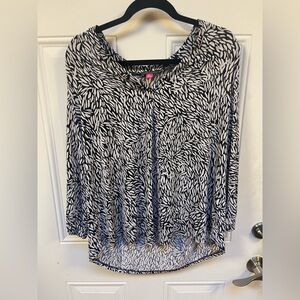 Vince Camuto Black & White Abstract Print Blouse – XL
